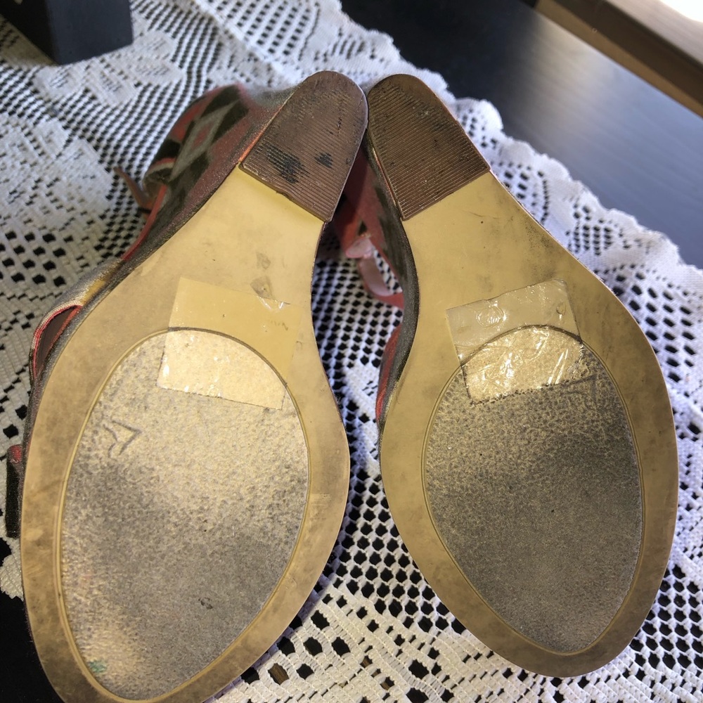 Open Toe Wedge Coral Aztec Print. - Picture 5 of 5